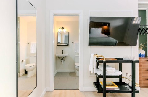 Talbot's Corner Hotel | 4 Modern Deluxe Rooms near Ryman Auditorium | Pool & Free Parking | Pet-Friendly
