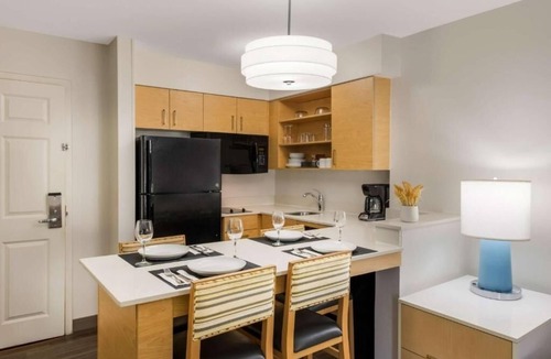 Arrowood Hotel | 4 Pet-Friendly Suites with Kitchen and Free Breakfast Close to Attractions