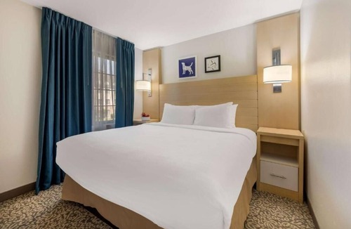 Arrowood Hotel | 4 Pet-Friendly Suites with Kitchen and Free Breakfast Close to Attractions