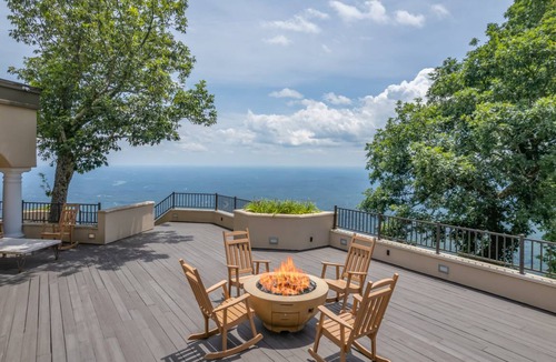 Lynn House | 427 m² House ∙ 4 bedrooms ∙ 8 guests