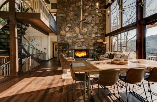 Burnsville House | 436 m² House ∙ 5 bedrooms ∙ 10 guests
