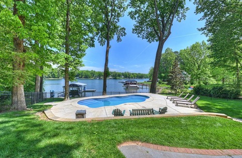 Mooresville House | 441 m² House ∙ 7 bedrooms ∙ 18 guests
