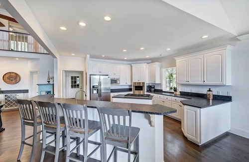 Mooresville House | 441 m² House ∙ 7 bedrooms ∙ 18 guests
