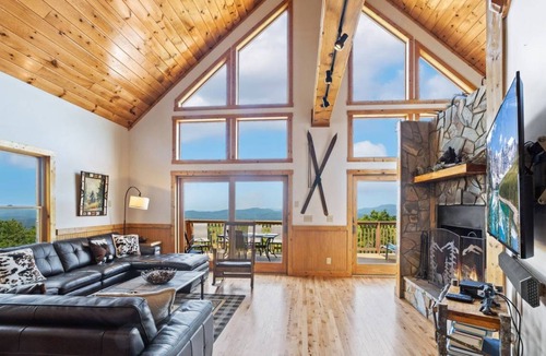 Beech Mountain Cabin | 450 m² Lodge ∙ 6 bedrooms ∙ 15 guests