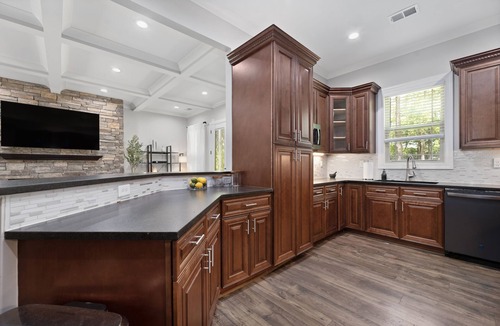 Weddington House | 4500 sq ft. Cozy/Luxe Mountain style retreat in South CLT- 2 King Masters!