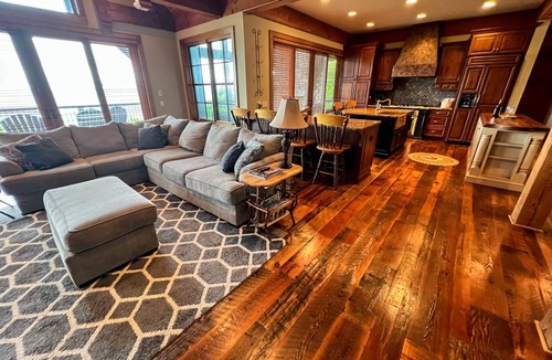 West Jefferson House | 466 m² House ∙ 6 bedrooms ∙ 12 guests