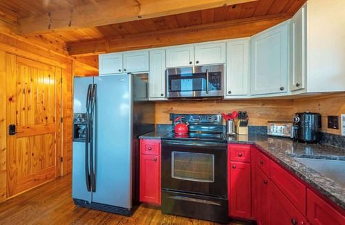 Marshall Cabin | 48 Acres~Hot Tub~Fire Pit~Game Room~Near Asheville