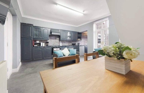 Stanley House | 4BR Mitchell Street Apartment | Sleeps 6 by Stay With Us