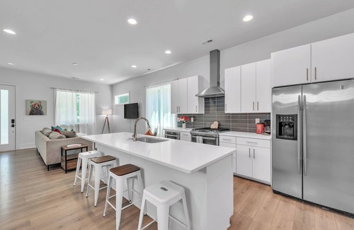 Sugar Creek House | 4BR Retreat with Free Parking, 5 Mins to Uptown, Noda Arts and Camp North End.