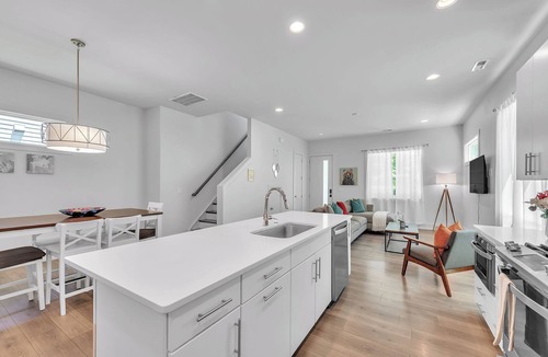 Sugar Creek House | 4BR Retreat with Free Parking, 5 Mins to Uptown, Noda Arts and Camp North End.
