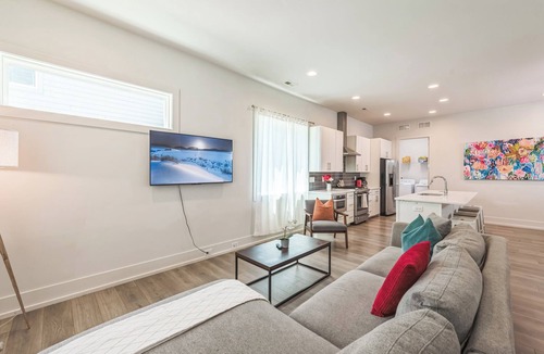 Sugar Creek House | 4BR Retreat with Free Parking, 5 Mins to Uptown, Noda Arts and Camp North End.