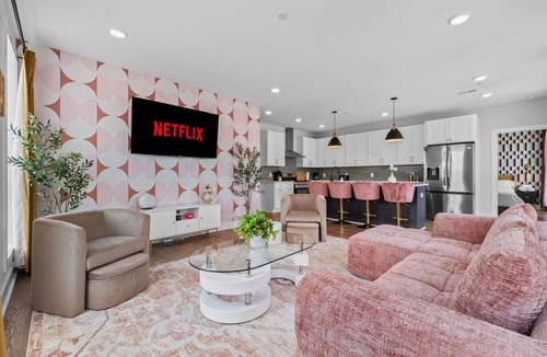 Talbot's Corner Villa | 4BR Sleeps 14 | Makeup Room + Rooftop!