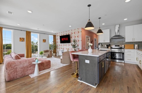 Talbot's Corner Villa | 4BR Sleeps 14 | Makeup Room + Rooftop!