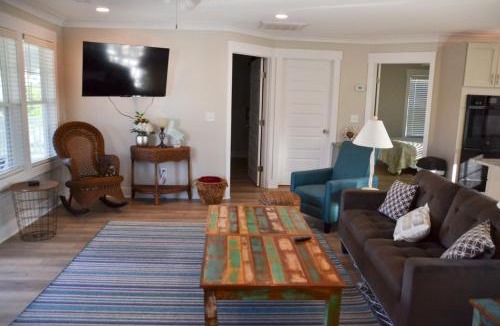 Davis House | 4BR Soundfront cottage Private Dock Fishing