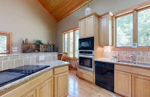 Alexander House | 5-Acre Hideaway | Screened Porch | Tall Ceilings, Office Loft | Wildlife