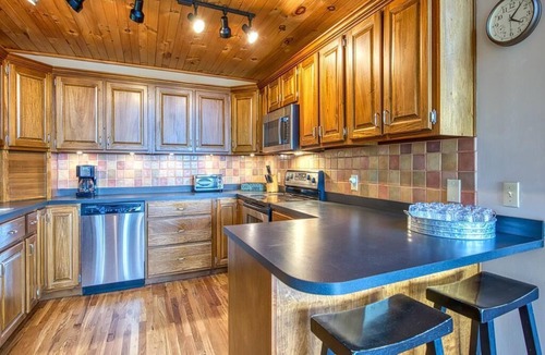Waynesville Cabin | 5 BD 3 BA Log Cabin Sleep 13 Long Range Views Hot Tub, Game Room Wifi Garage