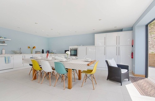 Bigbury-on-Sea Cottage | 5 BEACHDOWN, pet friendly, luxury holiday cottage in Challaborough