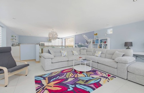 Bigbury-on-Sea Cottage | 5 BEACHDOWN, pet friendly, luxury holiday cottage in Challaborough