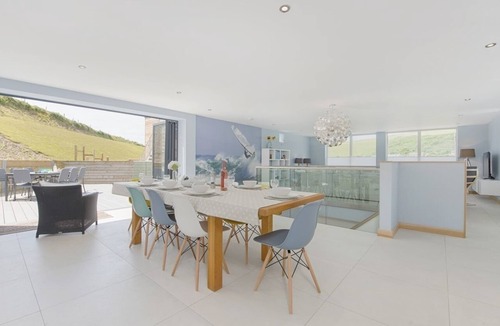 Bigbury-on-Sea Cottage | 5 BEACHDOWN, pet friendly, luxury holiday cottage in Challaborough