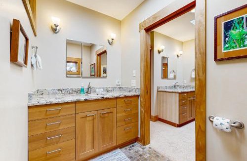 Tuckasegee House | 5 Bed 4 Bath Vacation home in Tuckasegee
