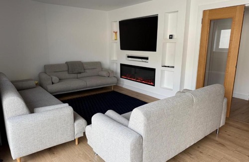 Turnhouse House | 5 Bed house sleeps10 free parking pets city centre
