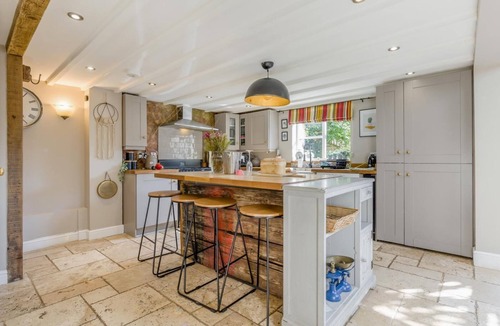 Blofield Cottage | 5 Bed in Blofield (oc-s33037)