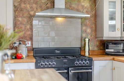 Blofield Cottage | 5 Bed in Blofield (oc-s33037)