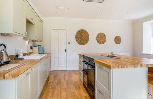 Livingston Cottage | 5 bedroom accommodation in West Calder, near Edinburgh