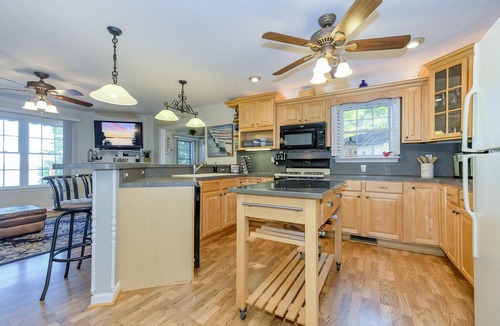 Henrico House | 5 BR, 3.5 Bath, Game Room, Kayaks, Paddle Boards, PETS WELCOMED!