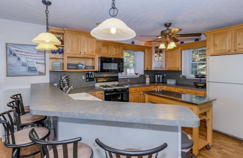 Henrico House | 5 BR, 3.5 Bath, Game Room, Kayaks, Paddle Boards, PETS WELCOMED!