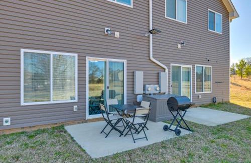 Harrisburg House | 5 Mi to Charlotte Motor Speedway Cozy Townhome