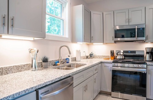 Oakley House | 5 min to Biltmore & 10 to Downtown. New adorable neighborhood.