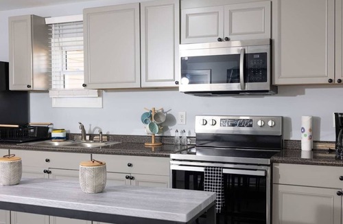 Burlington House | 5 Min to Elon | In Unit Washer + Dryer | Fast Wi-Fi