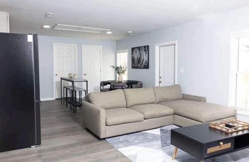 Burlington House | 5 Min to Elon | In Unit Washer + Dryer | Fast Wi-Fi
