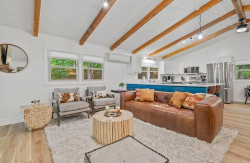 Wolf Laurel House | 5 Min to Hatley Pointe! Après Ski~HotTub~FirePit