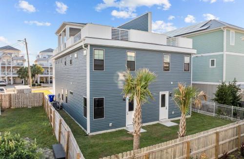 Wilmington Beach Apartment | 5 min walk to Beach Roof Patio Office Garage BBQ