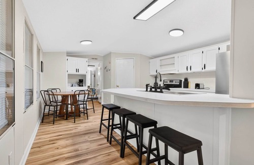 Tranquil Harbour House | 5 Minute Walk/102 NE 65th Street