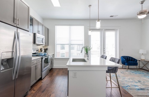 Barclay Downs Condo | 5 Star SouthPark Suite ~ King Bed~ Pool~ Gym~ FREE Parking~Long Term Welcome!