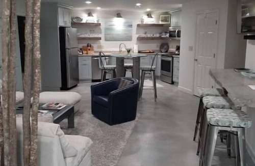 New London Apartment | 5 Star Waterfront Luxury Vacation Apartment