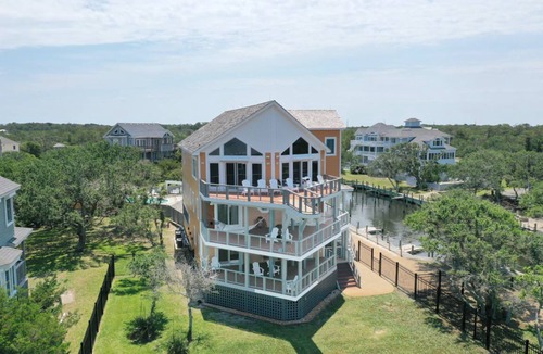 Sunset Village House | 502 m² House ∙ 7 bedrooms ∙ 14 guests