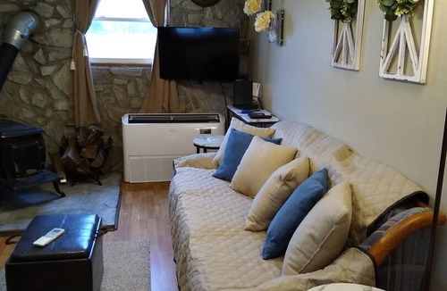 Barnardsville Cabin | 52 m² Cabin ∙ 2 bedrooms ∙ 2 guests