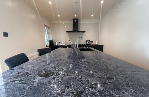 West End House | 5beds10people 5minutes dr airport train station
