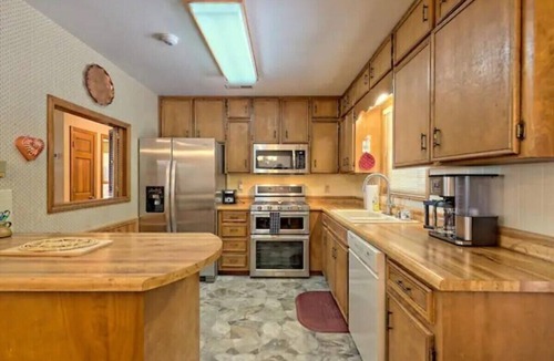 Franklin House | 5BR Mountain Retreat Stunning Views Dual Kitchens Family & Friends Escape