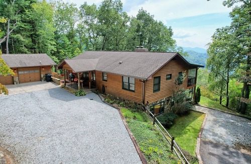 Franklin House | 5BR Mountain Retreat Stunning Views Dual Kitchens Family & Friends Escape