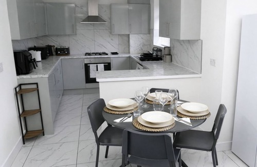 Reading House | 5BR Reading Home, 2 Min Walk to Station