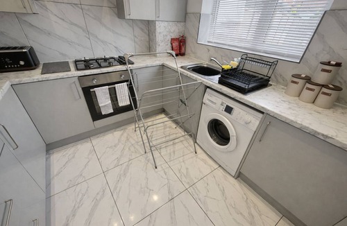Reading House | 5BR Reading Home, 2 Min Walk to Station