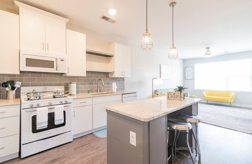 Wesley Heights Condo | 5min to Uptown! Suite Stay~Lux Condo w/FREE Parking~ KING BED~LONG TERM Welcome!