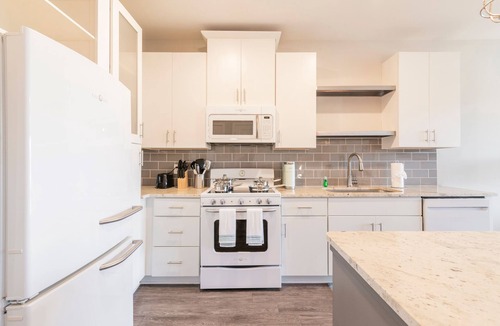 Wesley Heights Condo | 5min to Uptown! Suite Stay~Lux Condo w/FREE Parking~ KING BED~LONG TERM Welcome!
