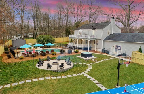 Greensboro House | 6 Bdrm Family Retreat! HotTub, FirePit, Basketball