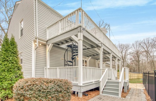 Greensboro House | 6 Bdrm Family Retreat! HotTub, FirePit, Basketball
